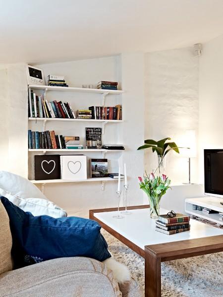 ventanas en el ático taburete suelo de madera sofá de tela marron ropa hogar lexington muebles de ikea blanco estilo nórdicos estilo escandinavo espejo negro de pie diseño nórdico diseño escandinavo diseño de interiores blanco decoración sueca decoración en blanco decoración ático pequeño cestas de ikea barandilla de hogar de forja negra ático nórdico minimalista armario y cómoda de ikea 