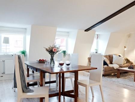 ventanas en el ático taburete suelo de madera sofá de tela marron ropa hogar lexington muebles de ikea blanco estilo nórdicos estilo escandinavo espejo negro de pie diseño nórdico diseño escandinavo diseño de interiores blanco decoración sueca decoración en blanco decoración ático pequeño cestas de ikea barandilla de hogar de forja negra ático nórdico minimalista armario y cómoda de ikea 