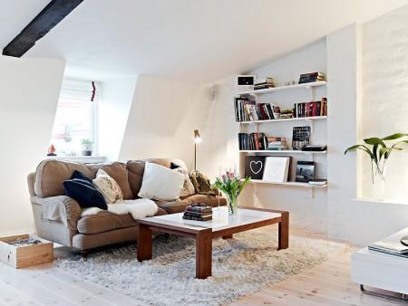 ventanas en el ático taburete suelo de madera sofá de tela marron ropa hogar lexington muebles de ikea blanco estilo nórdicos estilo escandinavo espejo negro de pie diseño nórdico diseño escandinavo diseño de interiores blanco decoración sueca decoración en blanco decoración ático pequeño cestas de ikea barandilla de hogar de forja negra ático nórdico minimalista armario y cómoda de ikea 