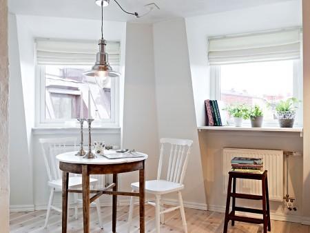 ventanas en el ático taburete suelo de madera sofá de tela marron ropa hogar lexington muebles de ikea blanco estilo nórdicos estilo escandinavo espejo negro de pie diseño nórdico diseño escandinavo diseño de interiores blanco decoración sueca decoración en blanco decoración ático pequeño cestas de ikea barandilla de hogar de forja negra ático nórdico minimalista armario y cómoda de ikea 