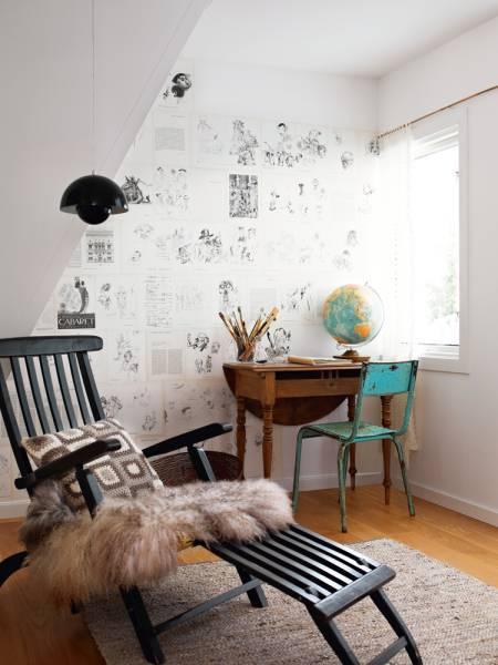 suelo de madera sofas enfrentados pieles de cordero en decoración lámparas de pie jacuzzi de madera gran ventanal en triángulo estilo nórdico estilo escandinavo estilismo de interiores diseño sueco diseño nórdico diseño de interiores decoración en blanco y tonos naturales decoración de interiores casa de vacaciones de verano en suecia casa con vistas al lago bañera de madera 