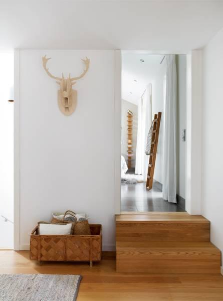 suelo de madera sofas enfrentados pieles de cordero en decoración lámparas de pie jacuzzi de madera gran ventanal en triángulo estilo nórdico estilo escandinavo estilismo de interiores diseño sueco diseño nórdico diseño de interiores decoración en blanco y tonos naturales decoración de interiores casa de vacaciones de verano en suecia casa con vistas al lago bañera de madera 