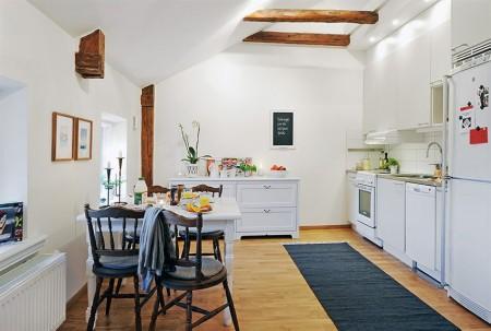 Mini piso de 68m² en dos niveles vigas en el techo taburete tolix suelo de roble muebles rústicos en blanco reciclados muebles de ikea mini piso mini dúplex interiores suecos interiores espacios pequeños estilo nórdico espacios pequeños espacio diáfano decoración en blanco cuarto de baño blanco cocinas suecas cocinas blancas