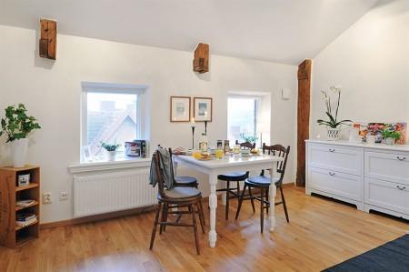 Mini piso de 68m² en dos niveles vigas en el techo taburete tolix suelo de roble muebles rústicos en blanco reciclados muebles de ikea mini piso mini dúplex interiores suecos interiores espacios pequeños estilo nórdico espacios pequeños espacio diáfano decoración en blanco cuarto de baño blanco cocinas suecas cocinas blancas