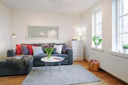 Mini piso de 68m² en dos niveles vigas en el techo taburete tolix suelo de roble muebles rústicos en blanco reciclados muebles de ikea mini piso mini dúplex interiores suecos interiores espacios pequeños estilo nórdico espacios pequeños espacio diáfano decoración en blanco cuarto de baño blanco cocinas suecas cocinas blancas