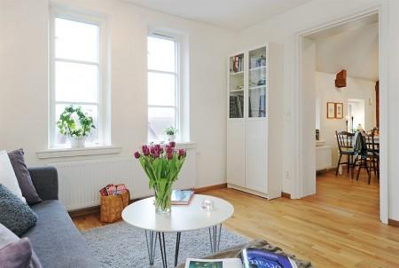 Mini piso de 68m² en dos niveles vigas en el techo taburete tolix suelo de roble muebles rústicos en blanco reciclados muebles de ikea mini piso mini dúplex interiores suecos interiores espacios pequeños estilo nórdico espacios pequeños espacio diáfano decoración en blanco cuarto de baño blanco cocinas suecas cocinas blancas