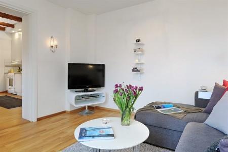 Mini piso de 68m² en dos niveles vigas en el techo taburete tolix suelo de roble muebles rústicos en blanco reciclados muebles de ikea mini piso mini dúplex interiores suecos interiores espacios pequeños estilo nórdico espacios pequeños espacio diáfano decoración en blanco cuarto de baño blanco cocinas suecas cocinas blancas