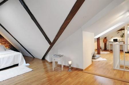 Mini piso de 68m² en dos niveles vigas en el techo taburete tolix suelo de roble muebles rústicos en blanco reciclados muebles de ikea mini piso mini dúplex interiores suecos interiores espacios pequeños estilo nórdico espacios pequeños espacio diáfano decoración en blanco cuarto de baño blanco cocinas suecas cocinas blancas