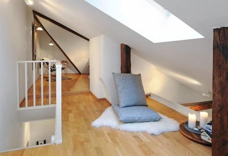 Mini piso de 68m² en dos niveles vigas en el techo taburete tolix suelo de roble muebles rústicos en blanco reciclados muebles de ikea mini piso mini dúplex interiores suecos interiores espacios pequeños estilo nórdico espacios pequeños espacio diáfano decoración en blanco cuarto de baño blanco cocinas suecas cocinas blancas