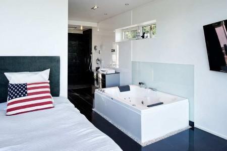 muebles de terraza muebles de jardín muebles de diseño isla en la cocina estilo nórdico estilo escandinavo espacios diáfanos diseño de interiores decoración en blanco y negro decoración de interiores cocina moderna cocina blanca cocina abierta al salón chimenea en el salón casa de lujo en suecia 