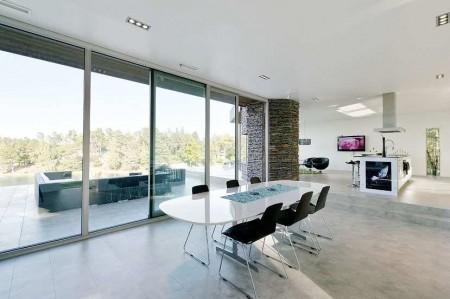 muebles de terraza muebles de jardín muebles de diseño isla en la cocina estilo nórdico estilo escandinavo espacios diáfanos diseño de interiores decoración en blanco y negro decoración de interiores cocina moderna cocina blanca cocina abierta al salón chimenea en el salón casa de lujo en suecia 