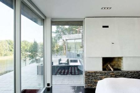 muebles de terraza muebles de jardín muebles de diseño isla en la cocina estilo nórdico estilo escandinavo espacios diáfanos diseño de interiores decoración en blanco y negro decoración de interiores cocina moderna cocina blanca cocina abierta al salón chimenea en el salón casa de lujo en suecia 