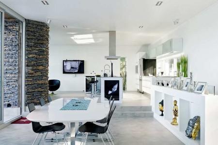 muebles de terraza muebles de jardín muebles de diseño isla en la cocina estilo nórdico estilo escandinavo espacios diáfanos diseño de interiores decoración en blanco y negro decoración de interiores cocina moderna cocina blanca cocina abierta al salón chimenea en el salón casa de lujo en suecia 