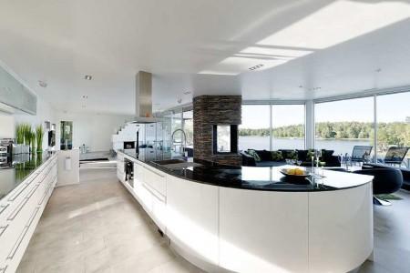 muebles de terraza muebles de jardín muebles de diseño isla en la cocina estilo nórdico estilo escandinavo espacios diáfanos diseño de interiores decoración en blanco y negro decoración de interiores cocina moderna cocina blanca cocina abierta al salón chimenea en el salón casa de lujo en suecia 