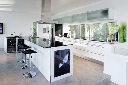 muebles de terraza muebles de jardín muebles de diseño isla en la cocina estilo nórdico estilo escandinavo espacios diáfanos diseño de interiores decoración en blanco y negro decoración de interiores cocina moderna cocina blanca cocina abierta al salón chimenea en el salón casa de lujo en suecia 