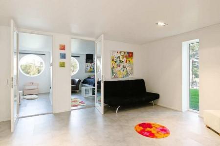 muebles de terraza muebles de jardín muebles de diseño isla en la cocina estilo nórdico estilo escandinavo espacios diáfanos diseño de interiores decoración en blanco y negro decoración de interiores cocina moderna cocina blanca cocina abierta al salón chimenea en el salón casa de lujo en suecia 