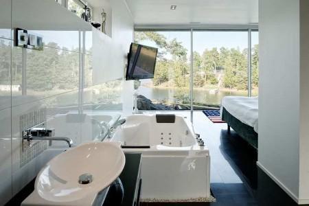 muebles de terraza muebles de jardín muebles de diseño isla en la cocina estilo nórdico estilo escandinavo espacios diáfanos diseño de interiores decoración en blanco y negro decoración de interiores cocina moderna cocina blanca cocina abierta al salón chimenea en el salón casa de lujo en suecia 