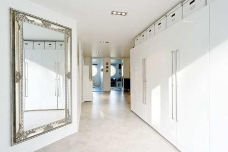 muebles de terraza muebles de jardín muebles de diseño isla en la cocina estilo nórdico estilo escandinavo espacios diáfanos diseño de interiores decoración en blanco y negro decoración de interiores cocina moderna cocina blanca cocina abierta al salón chimenea en el salón casa de lujo en suecia 