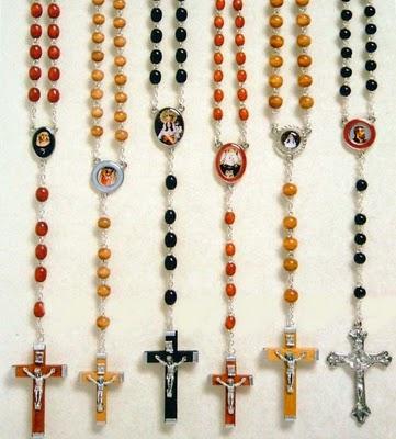 Mujeres ecuatorianas elaboran 600.000 rosarios para la visita del Papa en España