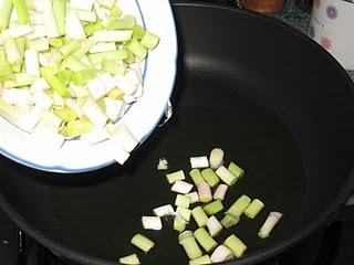 Revuelto de ajetes con gambas