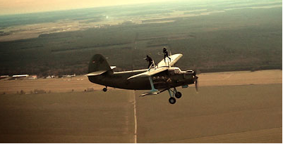 Djokovic jugando al tenis sobre las alas de un avión