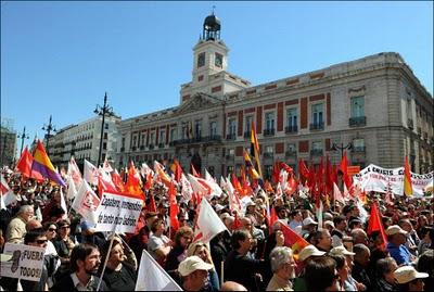 IU arremete contra el PSOE y contra el PP.