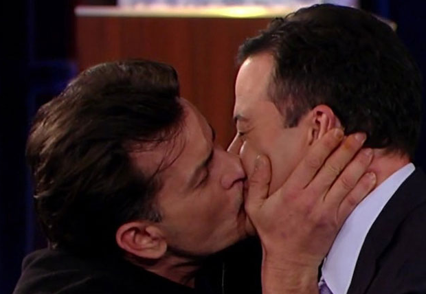 Charlie Sheen de nuevo dando de que hablar, ahora beso a Jimmy Kimmel!