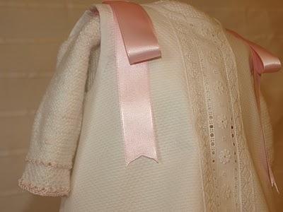 Batón blanco con jersey blanco y rosa