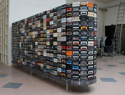 Mueble con cintas de cassette.
