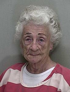 Mujer de 92 años dispara a su vecino por negarle un beso