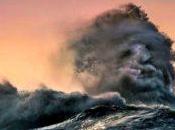 fotógrafo logra captar rostro fantasmal emergiendo desde lago canadiense