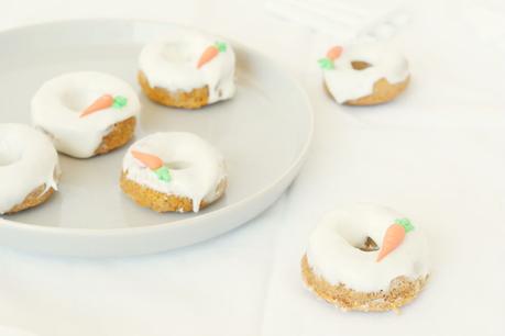 Mini donuts al horno de tarta de zanahoria, ideales para Pascua