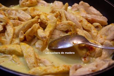 POLLO  ESPECIADO CON GUARNICIÓN DE ENSALADA CAPRESE CON PASTA