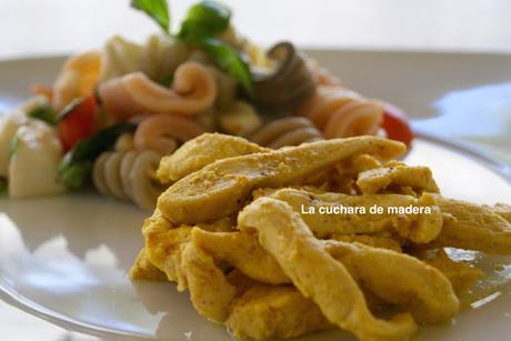 POLLO ESPECIADO CON GUARNICIÓN DE ENSALADA CAPRESE CON PASTA POLLO ESPECIADO CON GUARNICIÓN DE ENSALADA CAPRESE CON PASTA