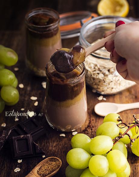 Flan de chocolate con uvas y avena