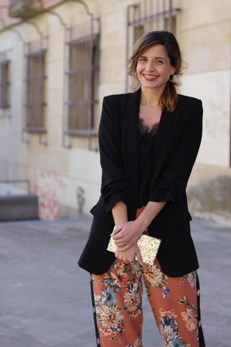 Vestidos de fiesta y palazzo sport con Valvoa Moda look de fiesta con pantalón palazzo con botones lateral y blazer