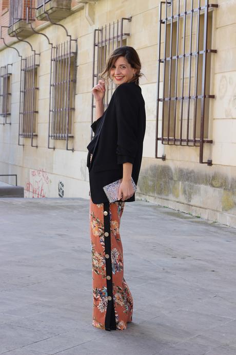 Vestidos de fiesta y palazzo sport con Valvoa Moda look de fiesta con pantalon palazzo con botones lateral y blazer