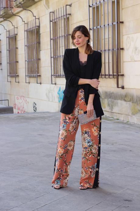 Vestidos de fiesta y palazzo sport con Valvoa Moda look de fiesta con pantalon palazzo con botones lateral y blazer