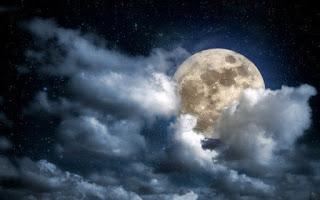 Una luna paseandera Una luna paseandera