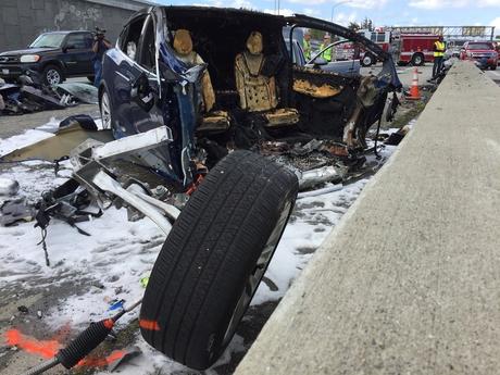 Tesla Model X tenía el piloto automático al momento del fatal accidente