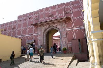 Puerta Rosa de acceso a uno de los patios del Palacio de Jaipur Viaje-India_fotografia