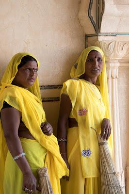Limpiadoras con vestidos amarillos luminosos en el Fuerte Amber (Jaipur) Viaje-India_fotografia