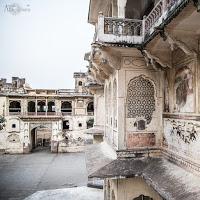 Edificio del templo de los monos con símbolos vegetales y místicos como decoración en sus paredes. Viaje-India_fotografia