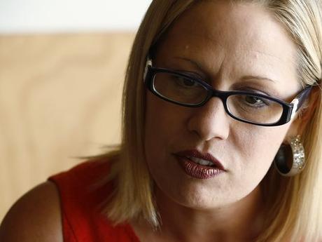 Por qué estos demócratas se ponen de lado de Trump más que su propio partido Representante de EE. UU. Kyrsten Sinema