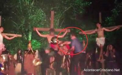 Hombre interrumpe escena de la crucifixión para 
