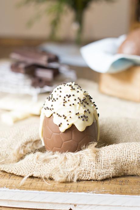 Huevo de Pascua relleno de chocolate blanco