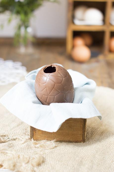 Huevo de Pascua relleno de chocolate blanco