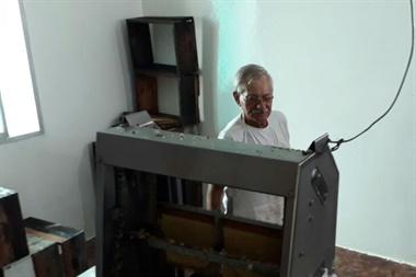 De carpintero a apicultor: con 72 años quiere exportar miel Antonio Klimiuk fue carpintero pero toda la vida se dedicó a la apicultura como hobby