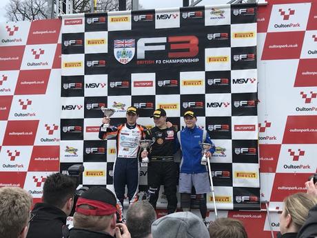 Billy Monger da una lección de vida logrando el podio en su carrera de retorno