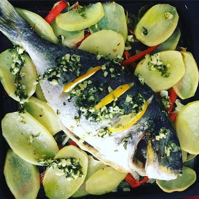 Dorada al horno con verduras, 